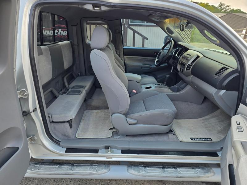 Toyota Tacoma 4WD Access Cab V6 AT (Natl) 2005