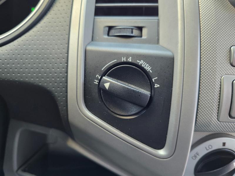 Toyota Tacoma 4WD Access Cab V6 AT (Natl) 2005