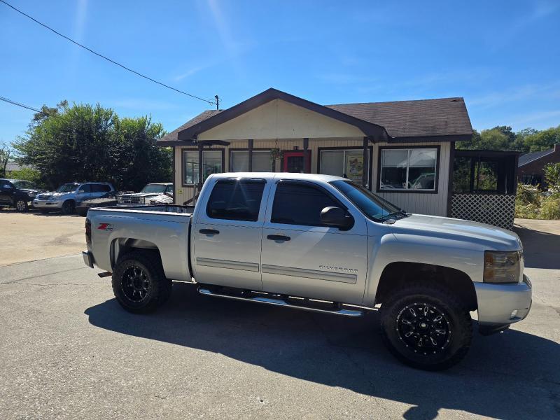 Chevrolet Silverado photo 2
