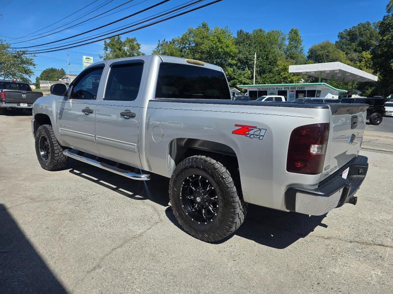Chevrolet Silverado photo 3