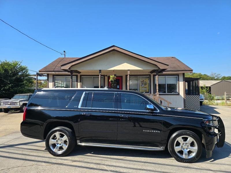 Chevrolet Suburban photo 3