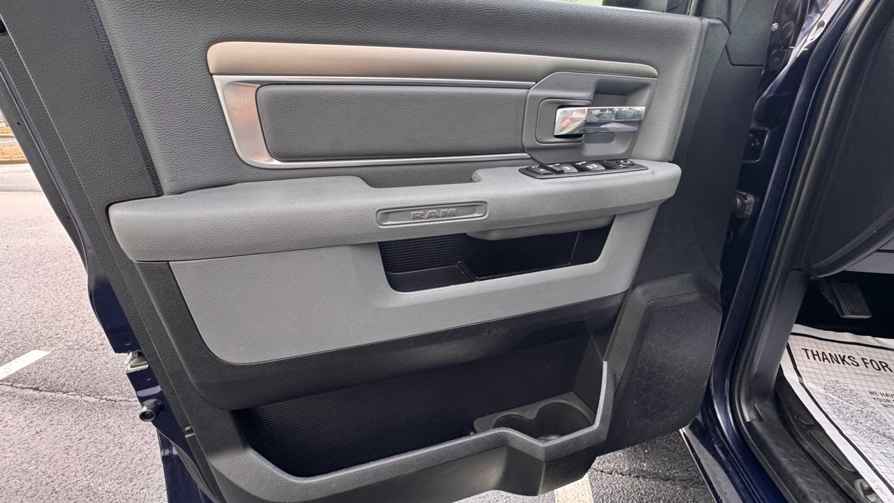 RAM 1500 SLT Crew Cab SWB 4WD 2016