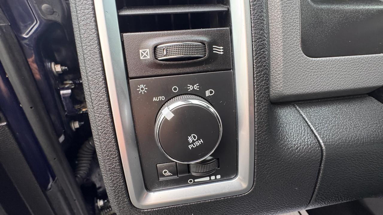 RAM 1500 SLT Crew Cab SWB 4WD 2016