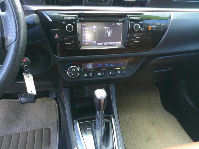 2015 Toyota Corolla LE photo 15