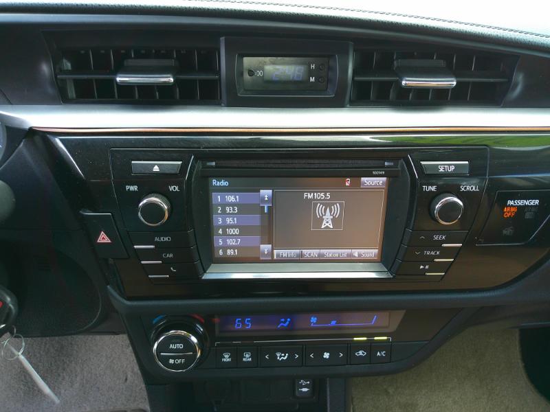 2015 Toyota Corolla LE photo 16