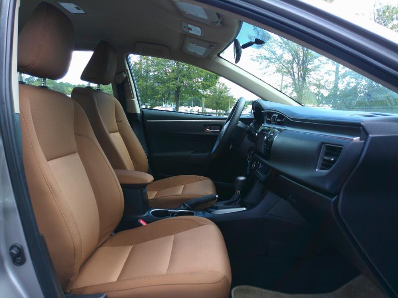 2015 Toyota Corolla LE photo 18