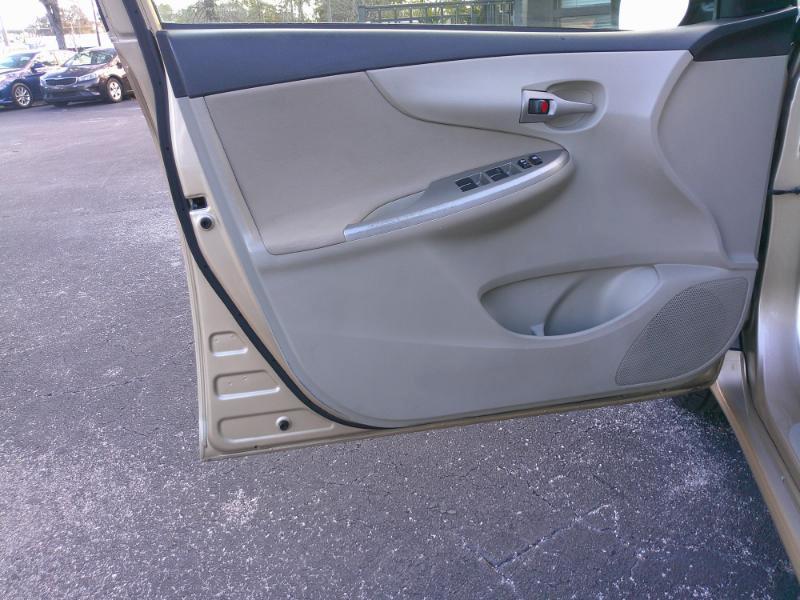 Toyota Corolla LE 4-Speed AT 2011