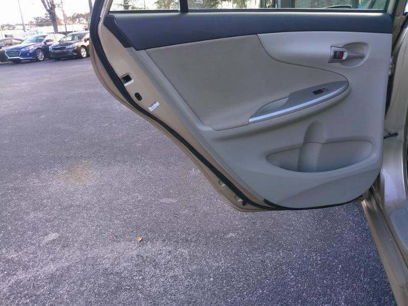 Toyota Corolla LE 4-Speed AT 2011