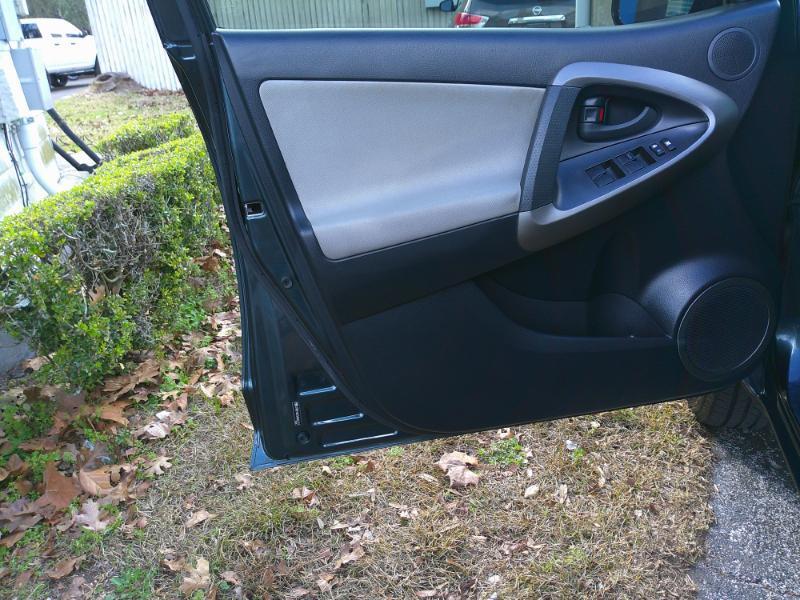 Toyota RAV4 Base I4 2WD 2010