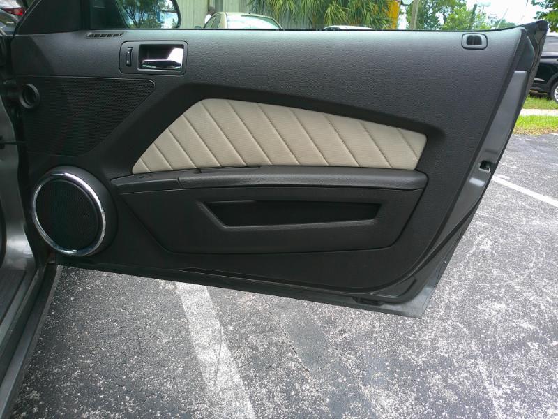 Ford Mustang V6 Convertible 2013