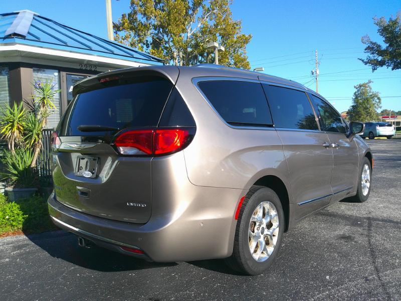 Chrysler Pacifica Limited 2017