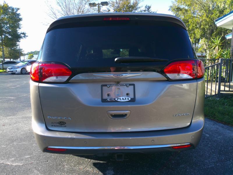 Chrysler Pacifica Limited 2017