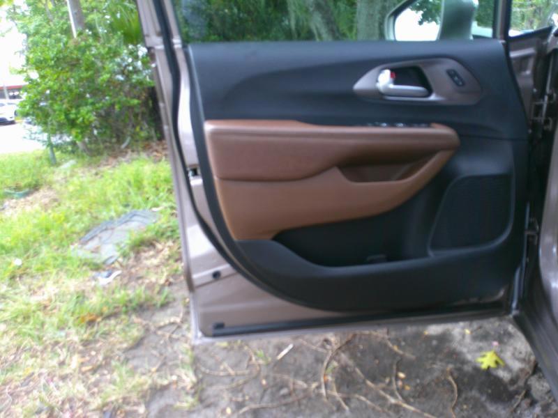 Chrysler Pacifica Limited 2017