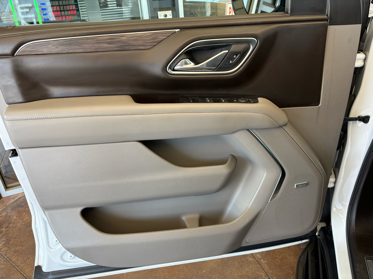 2021 Chevrolet Suburban LT photo 18