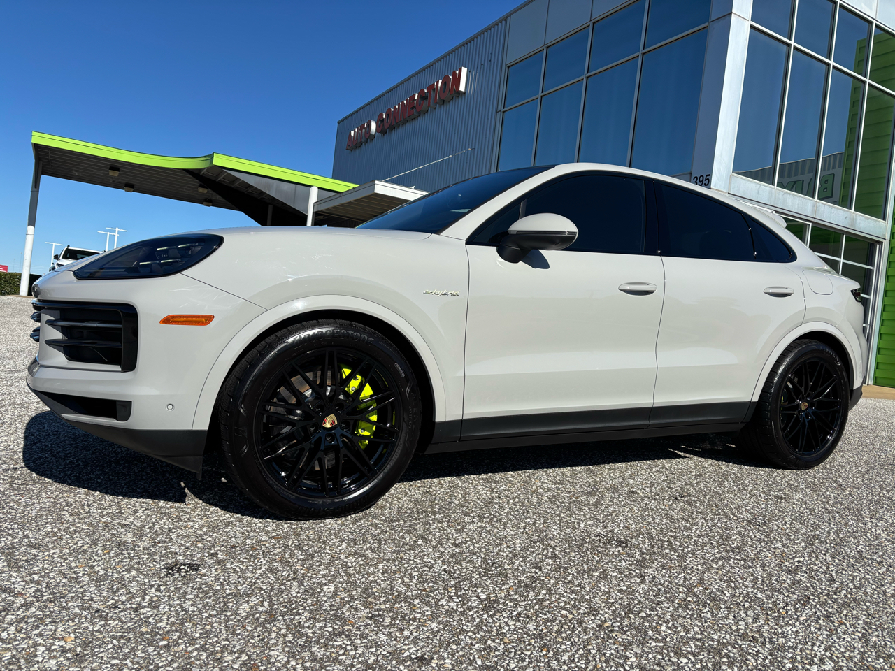 2024 Porsche Cayenne E-Hybrid Coupe photo 2