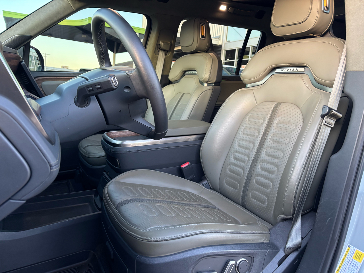 Rivian R1S Adventure Quad-Motor Large Pack 2024