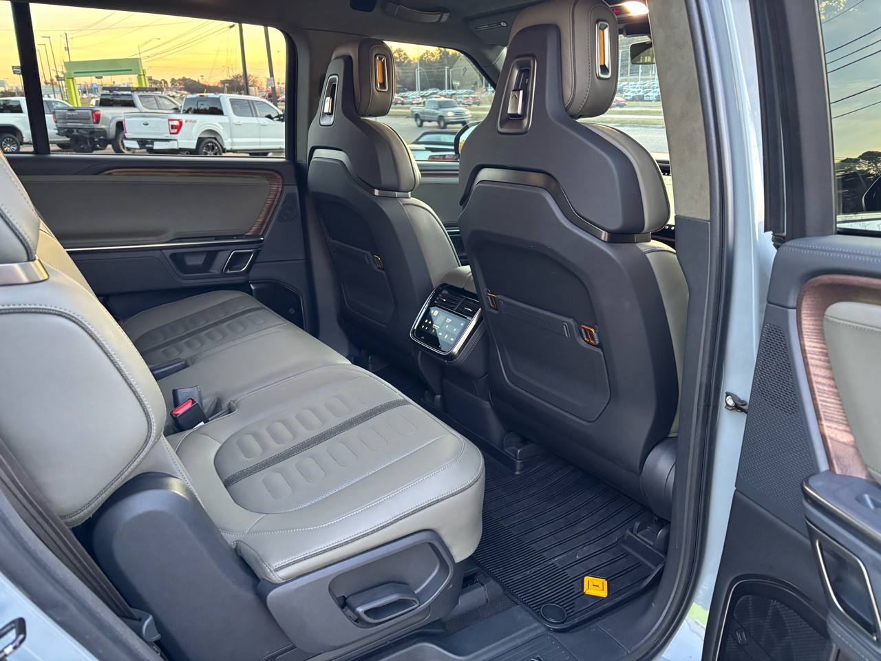 Rivian R1S Adventure Quad-Motor Large Pack 2024