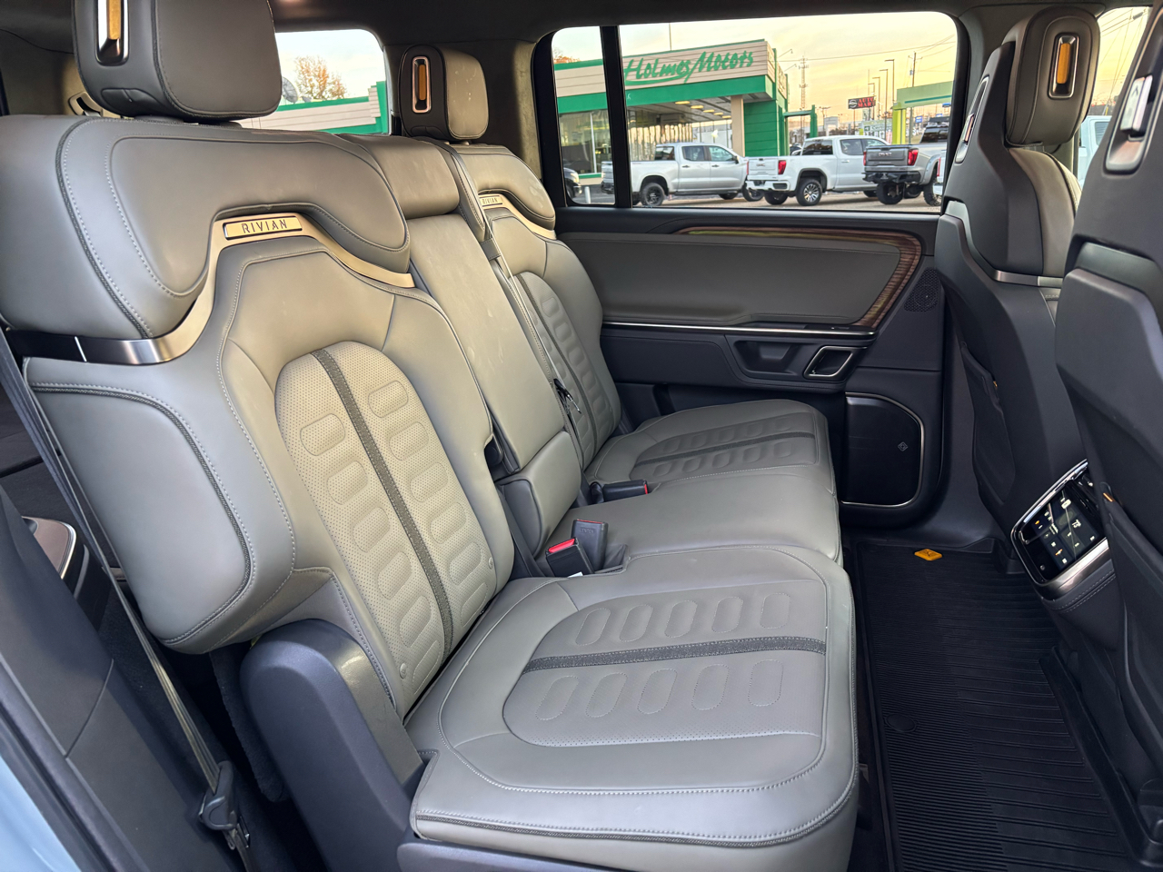 Rivian R1S Adventure Quad-Motor Large Pack 2024