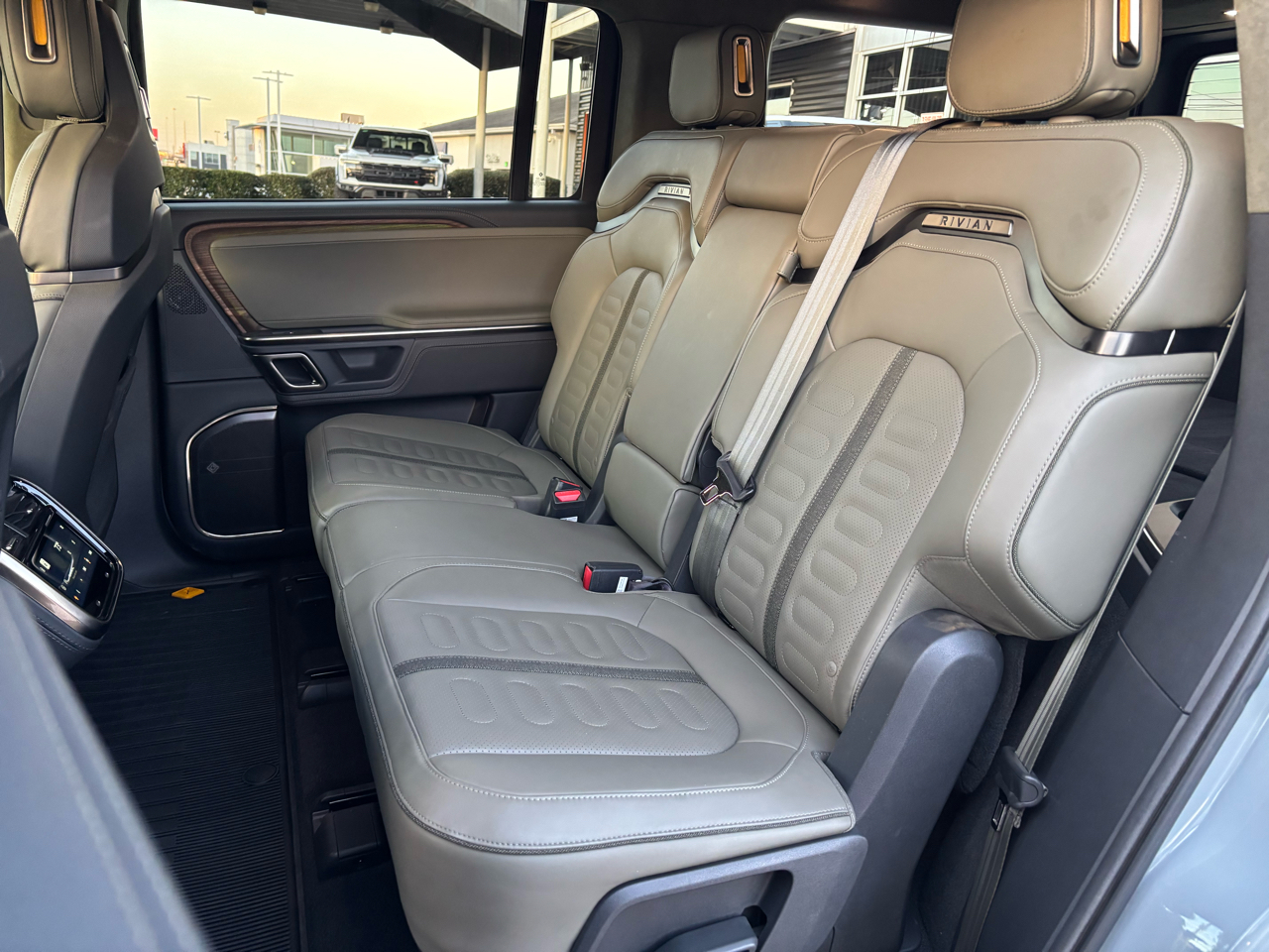 Rivian R1S Adventure Quad-Motor Large Pack 2024