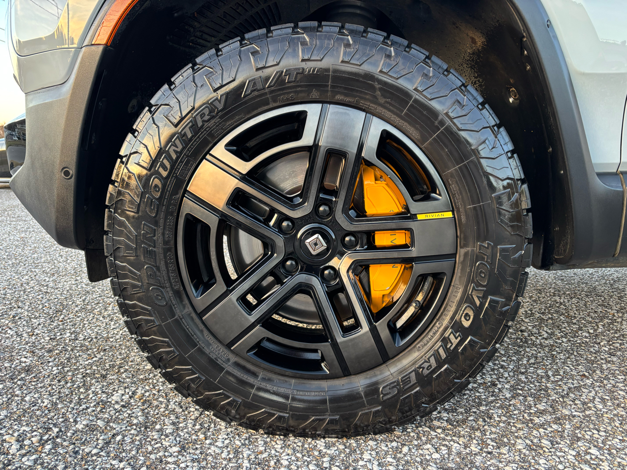 Rivian R1S Adventure Quad-Motor Large Pack 2024