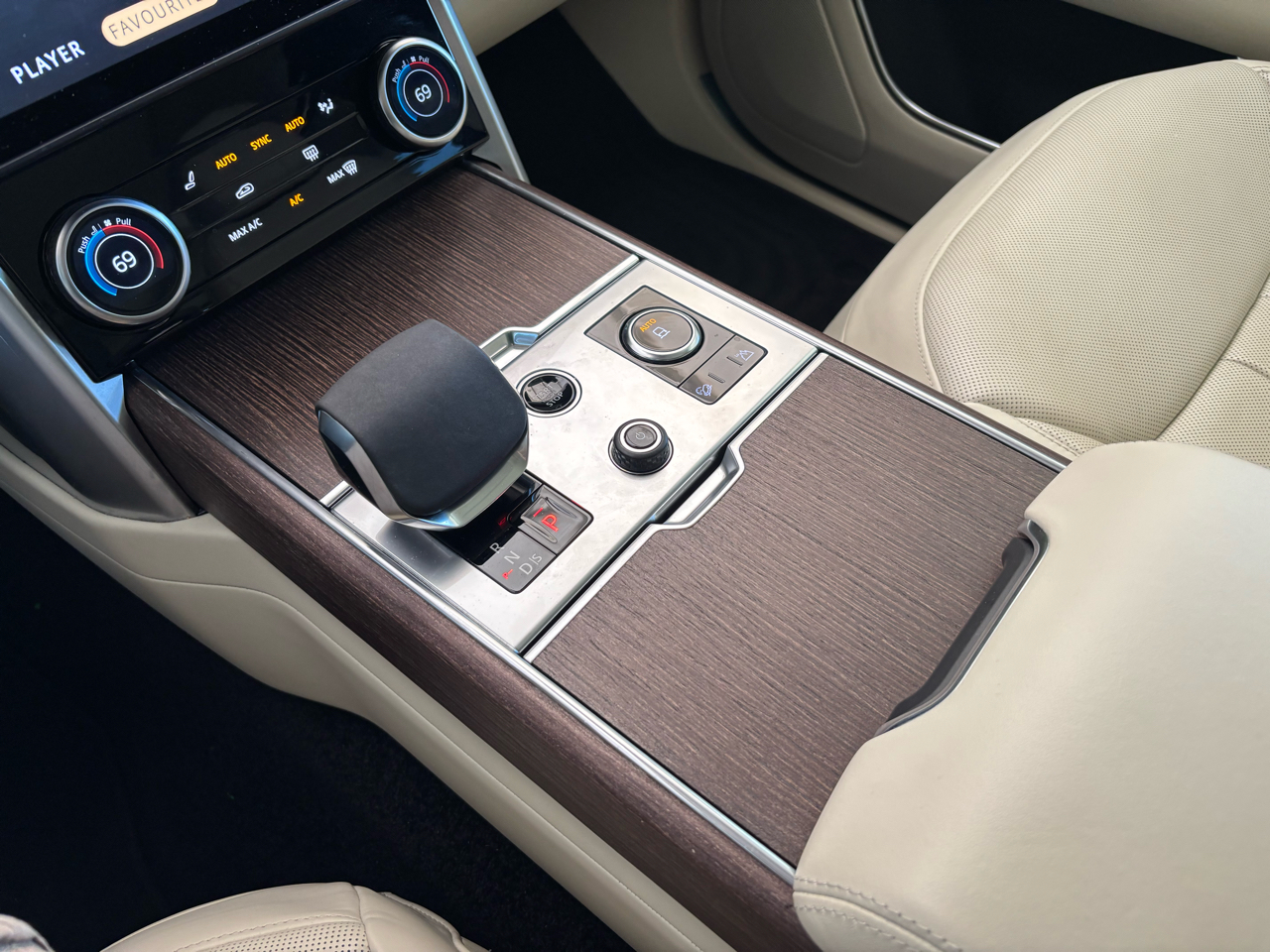 Land Rover Range Rover P400 SE SWB 2023