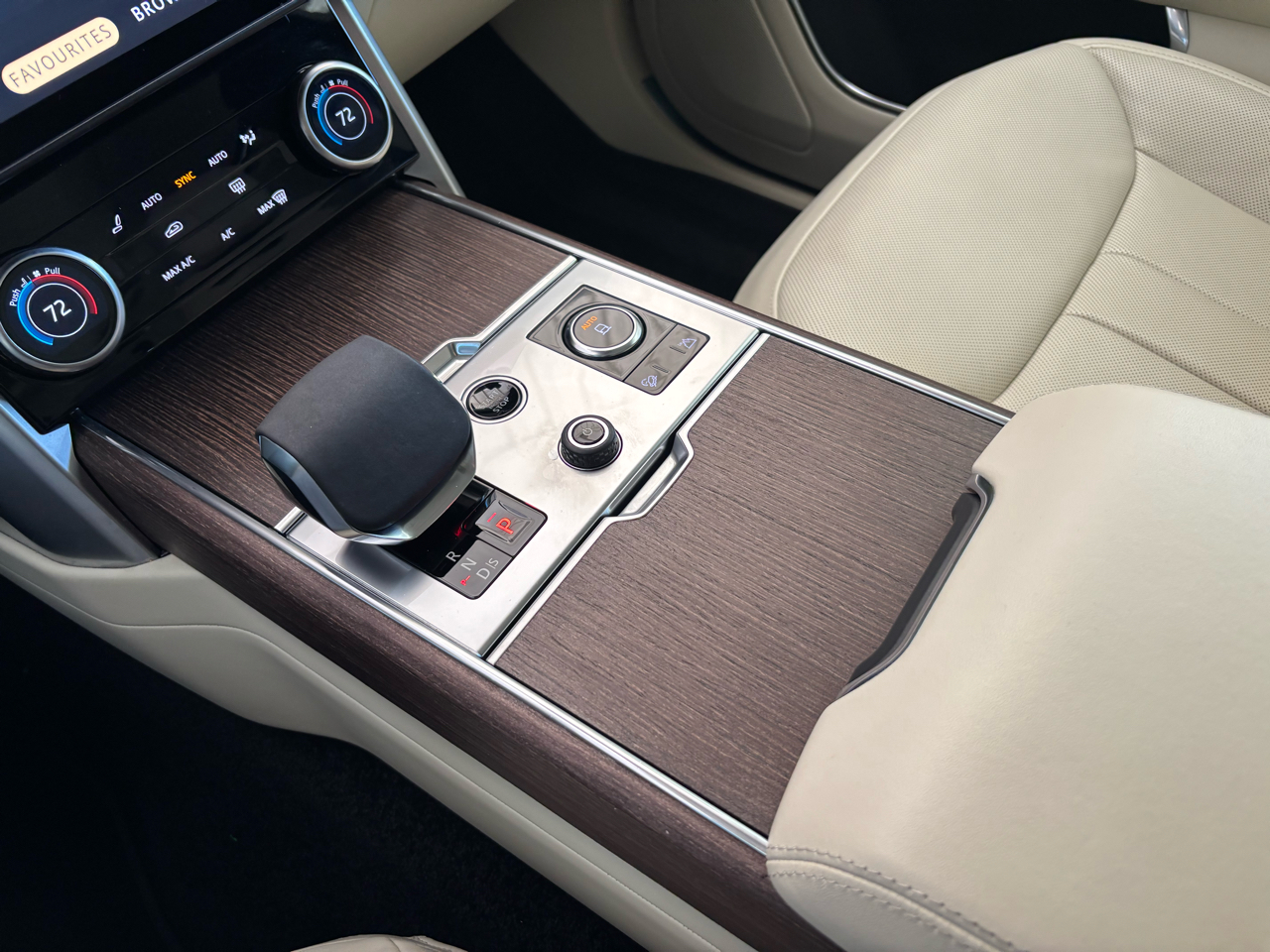 Land Rover Range Rover P400 SE SWB 2023