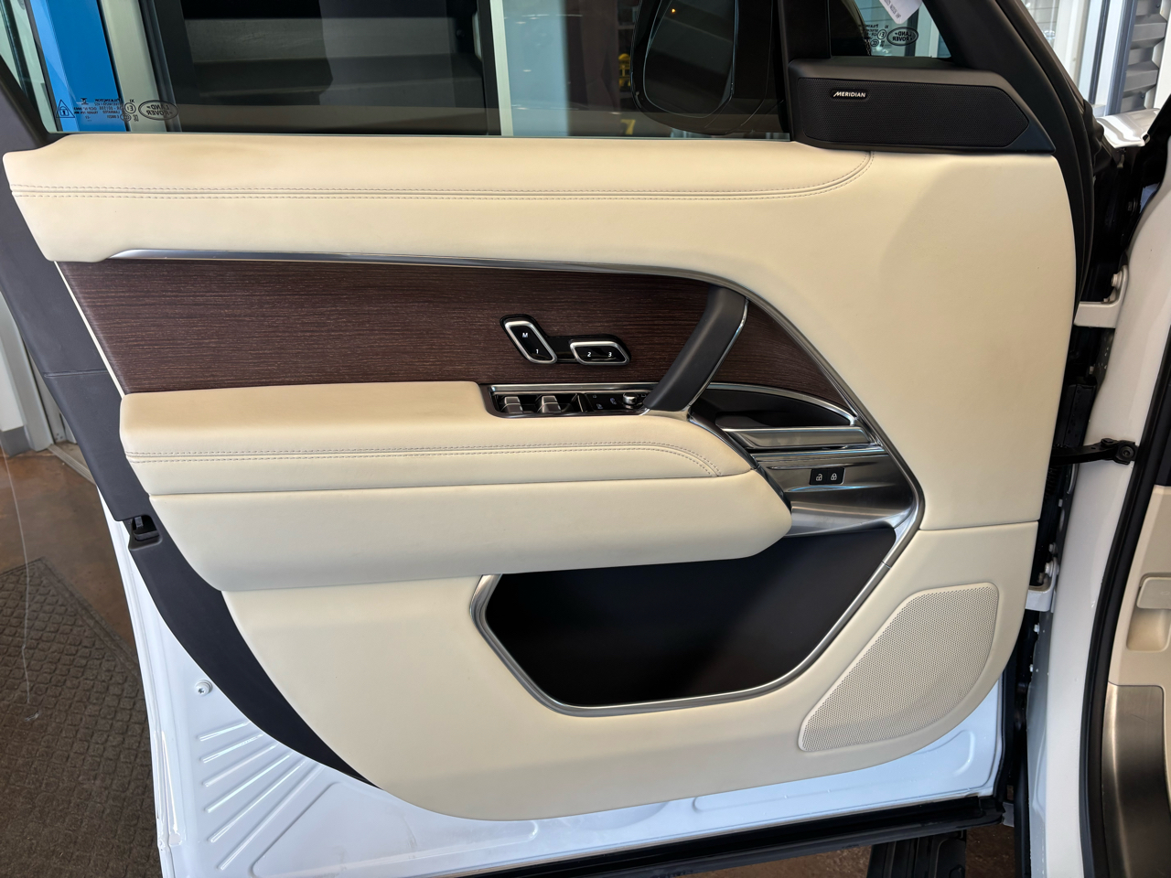 Land Rover Range Rover P400 SE SWB 2023