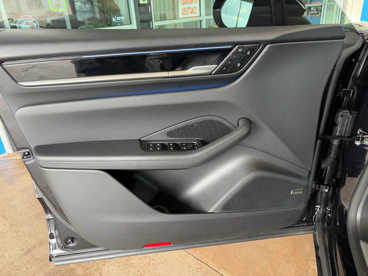 Porsche Macan Electric 4 AWD 2024