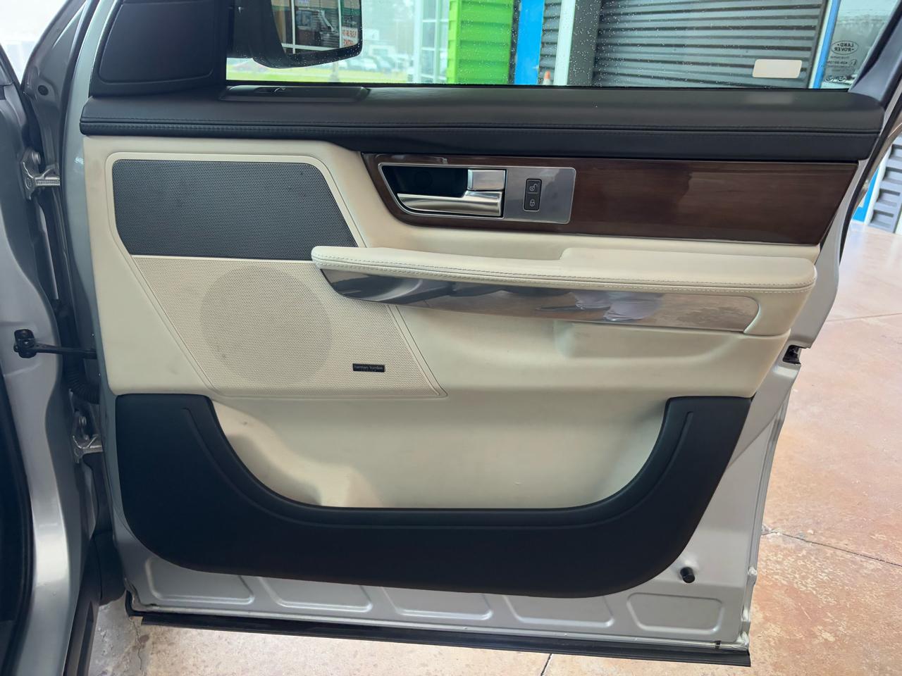 Land Rover Range Rover Sport 4WD 4dr HSE LUX 2010