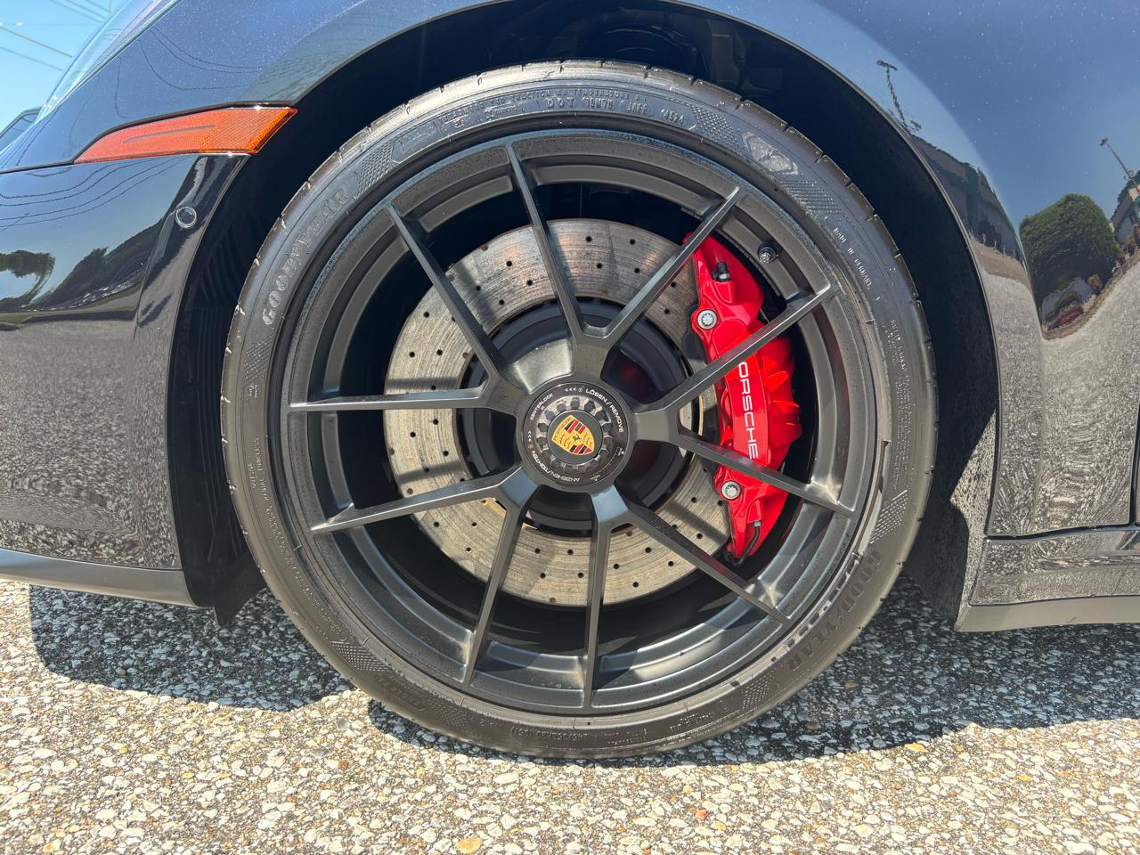 Porsche 911 Carrera 4 GTS Coupe 2025