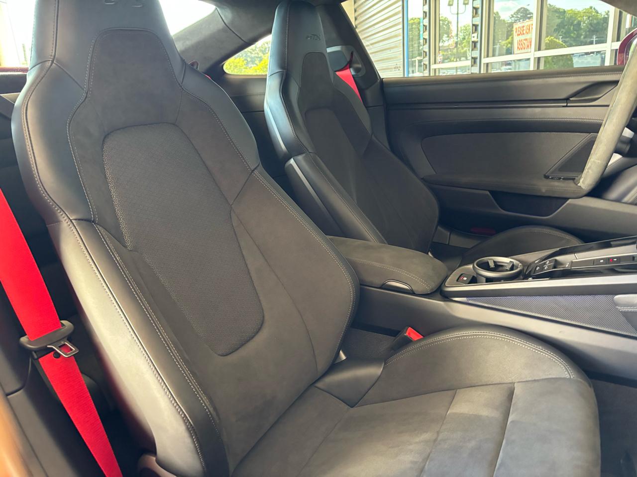 Porsche 911 Carrera 4 GTS Coupe 2025