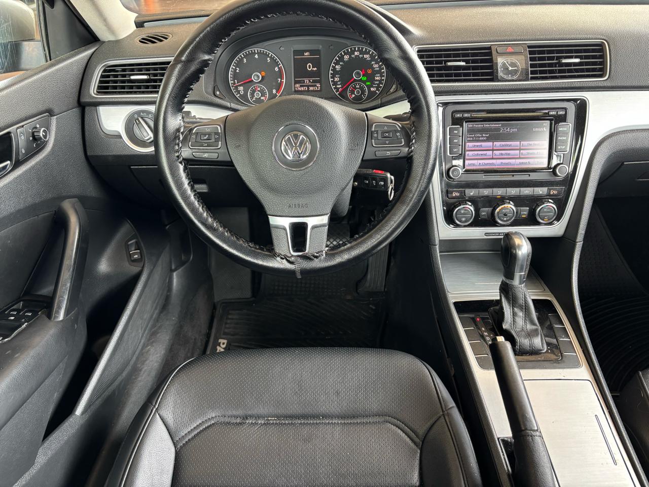 Volkswagen Passat 4dr Sdn 2.5L Auto SE PZEV 2012