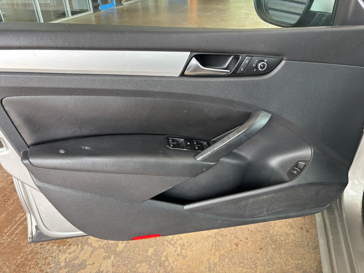 Volkswagen Passat 4dr Sdn 2.5L Auto SE PZEV 2012