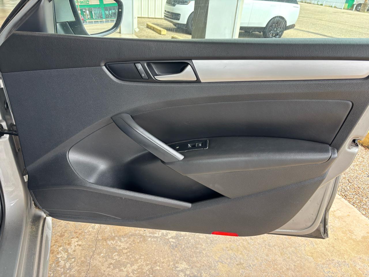 Volkswagen Passat 4dr Sdn 2.5L Auto SE PZEV 2012