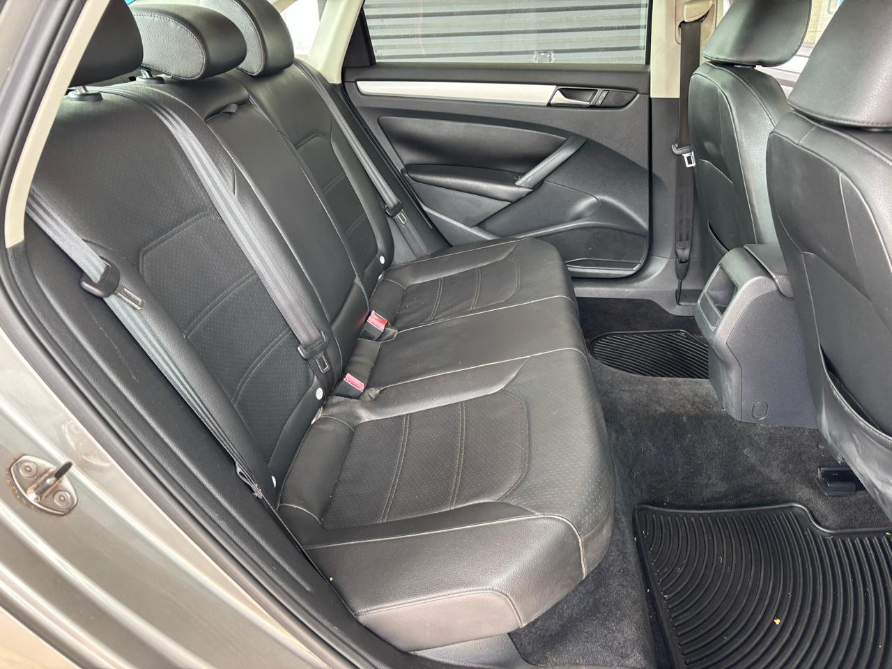 Volkswagen Passat 4dr Sdn 2.5L Auto SE PZEV 2012