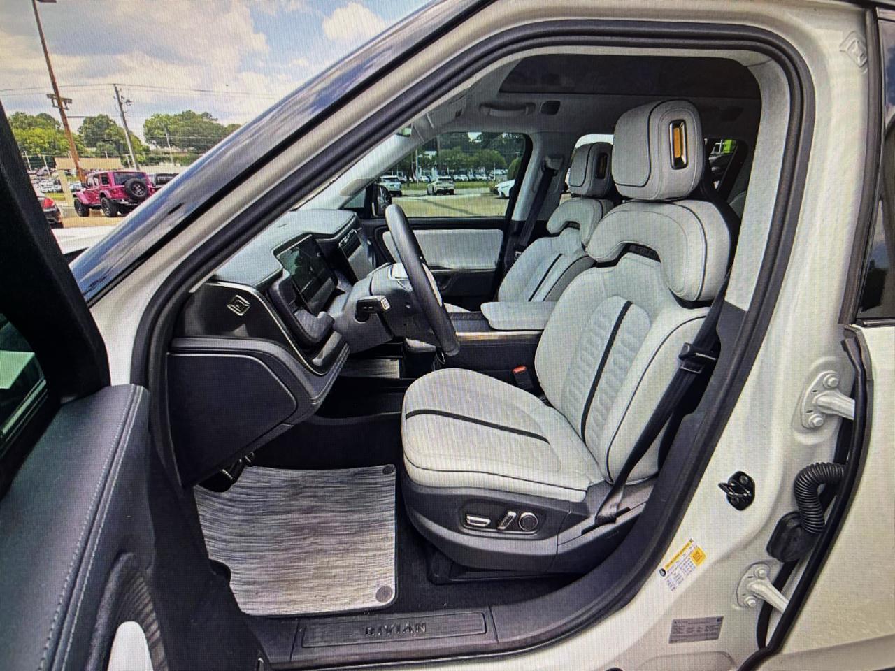 Rivian R1S Adventure Quad-Motor Large Pack 2024