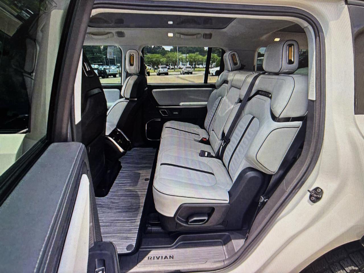Rivian R1S Adventure Quad-Motor Large Pack 2024