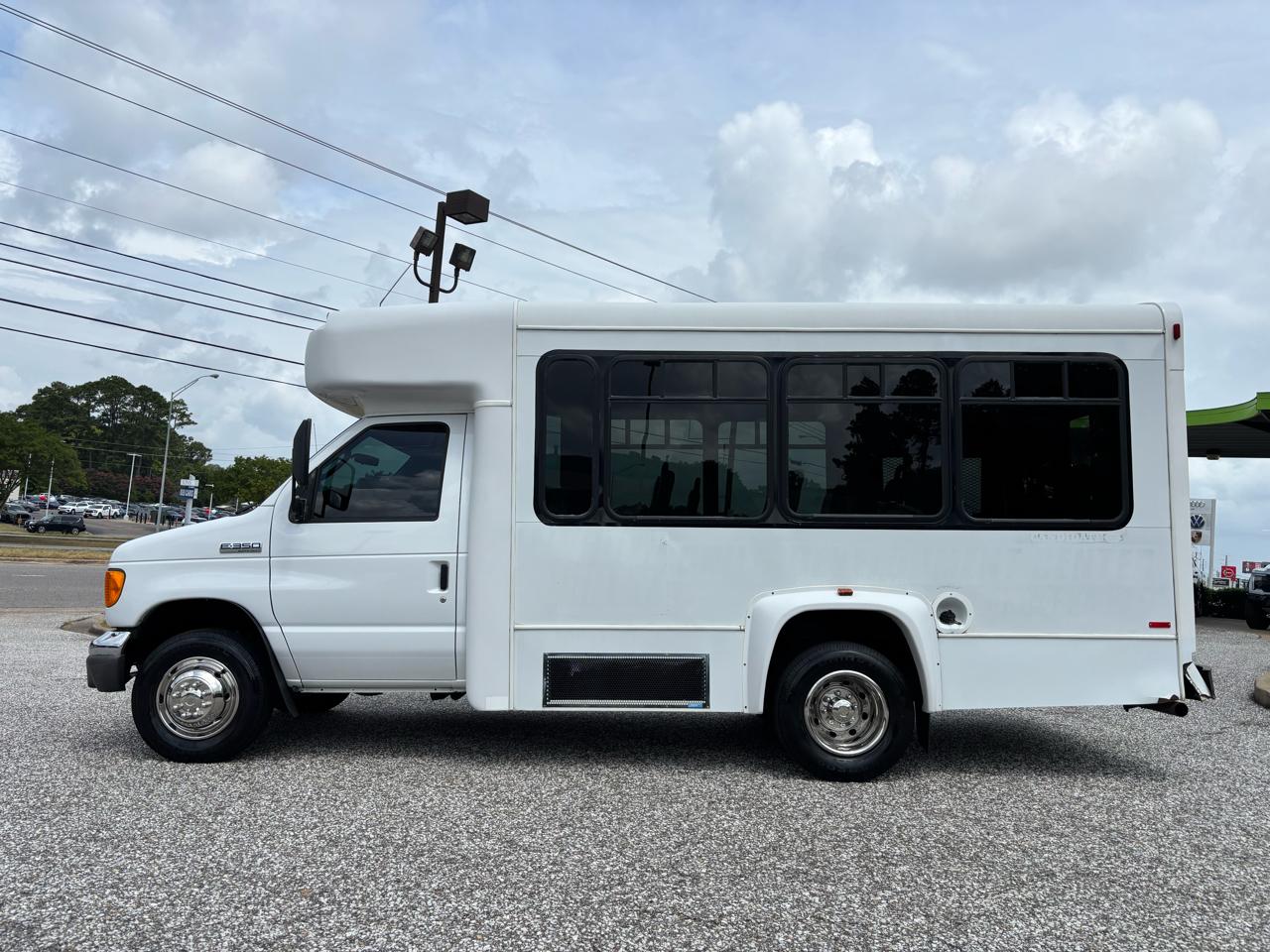 Ford Econoline Commercial Cutaway E-350 Super Duty 138" WB DRW 2006