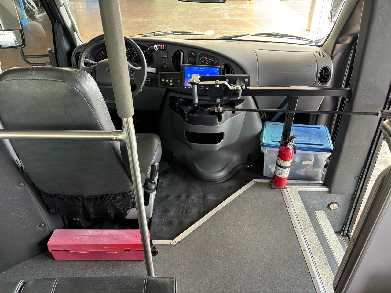 Ford Econoline Commercial Cutaway E-350 Super Duty 138" WB DRW 2006