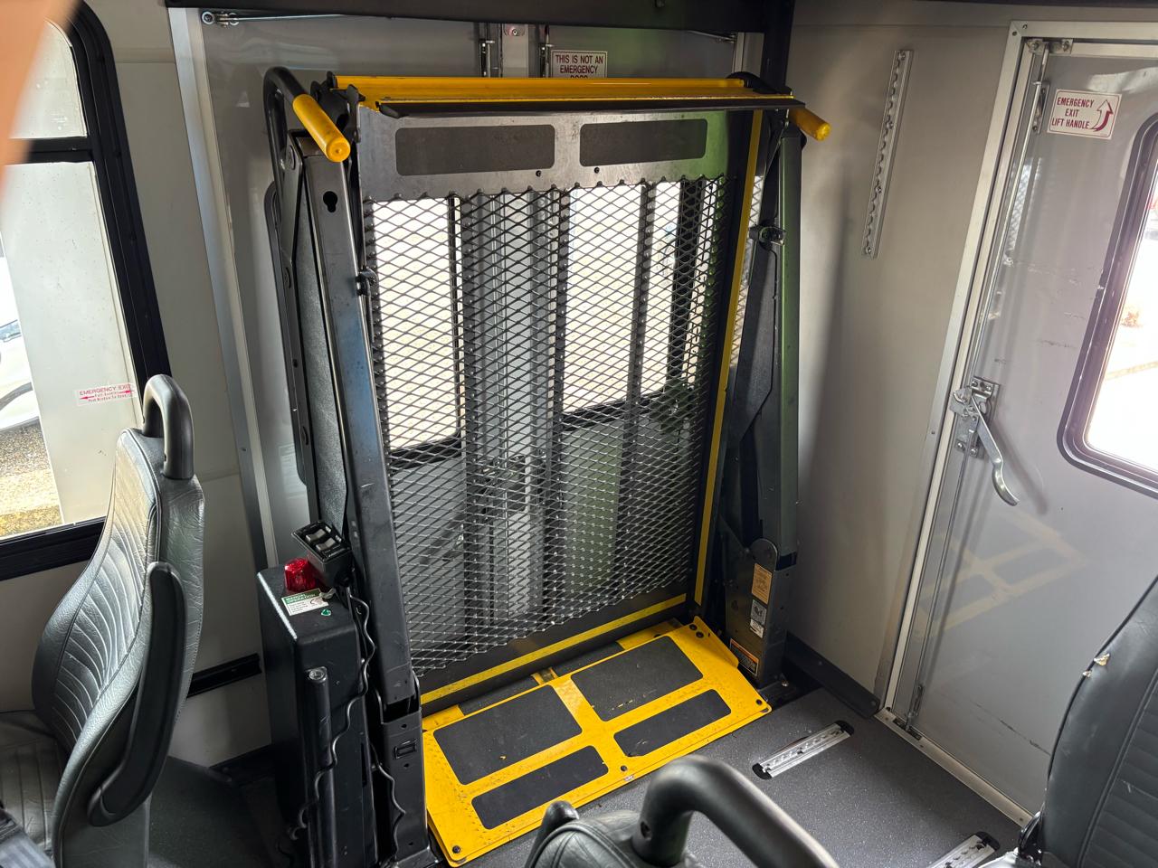 Ford Econoline Commercial Cutaway E-350 Super Duty 138" WB DRW 2006