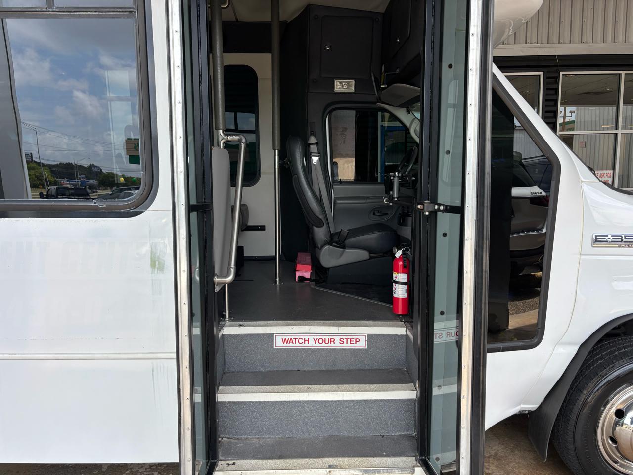 Ford Econoline Commercial Cutaway E-350 Super Duty 138" WB DRW 2006