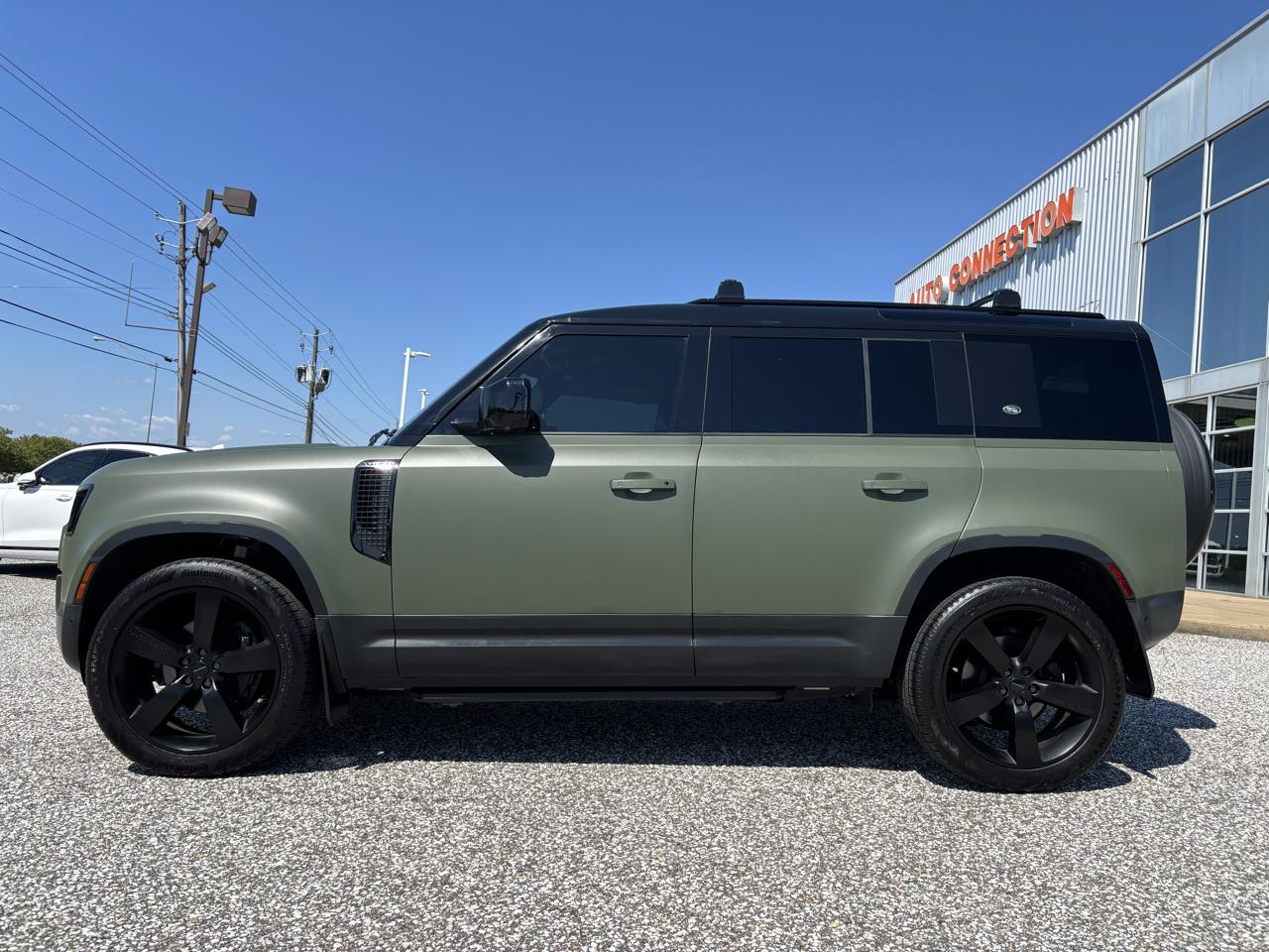 Land Rover Defender photo 3