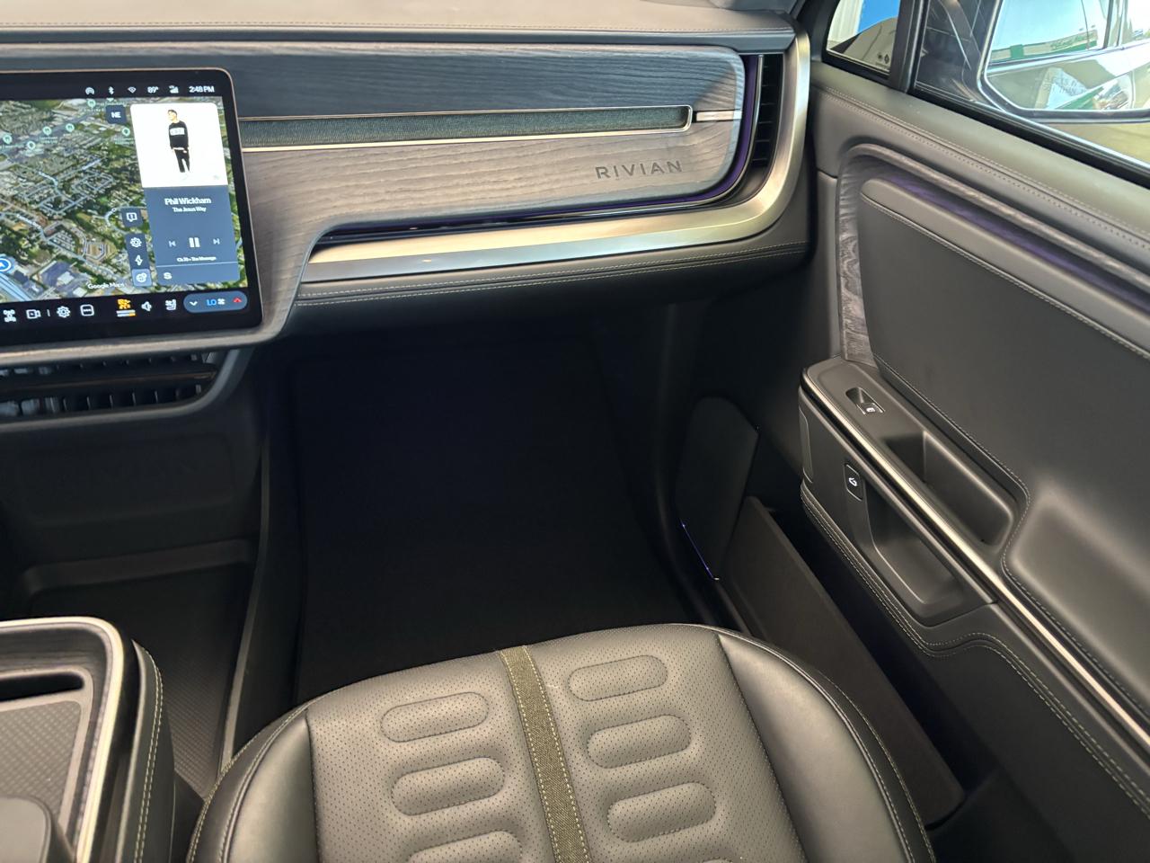 Rivian R1S Adventure Dual-Motor Standard Pack 2025