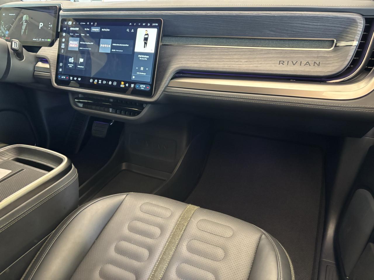 Rivian R1S Adventure Dual-Motor Standard Pack 2025