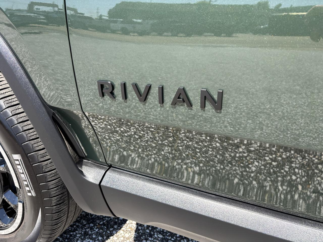 Rivian R1S Adventure Dual-Motor Standard Pack 2025