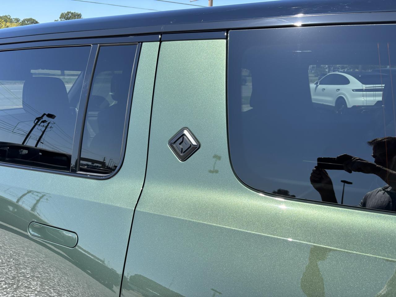 Rivian R1S Adventure Dual-Motor Standard Pack 2025