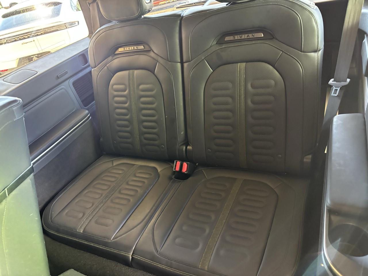 Rivian R1S Adventure Dual-Motor Standard Pack 2025
