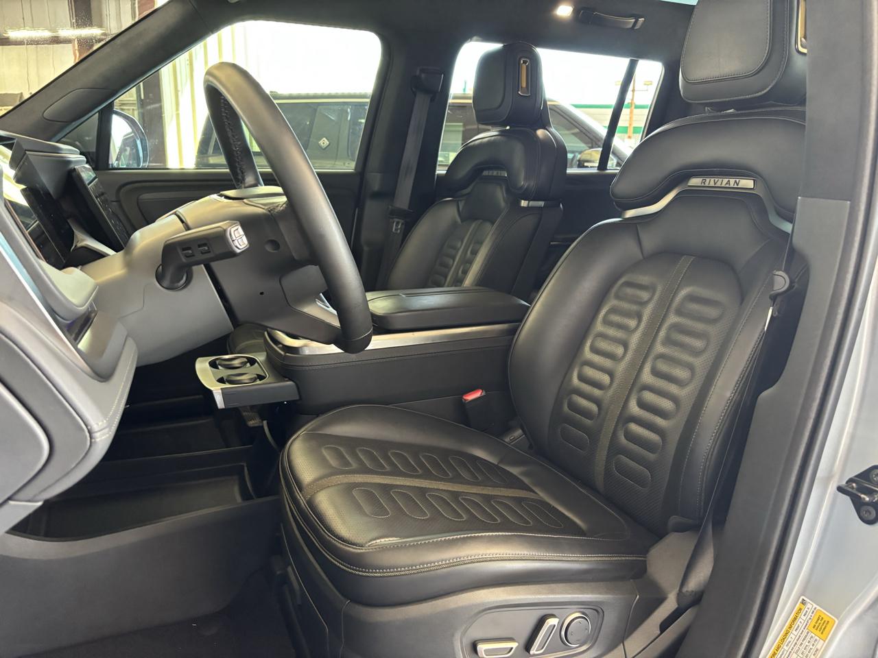 Rivian R1S Adventure Dual-Motor Standard Pack 2025