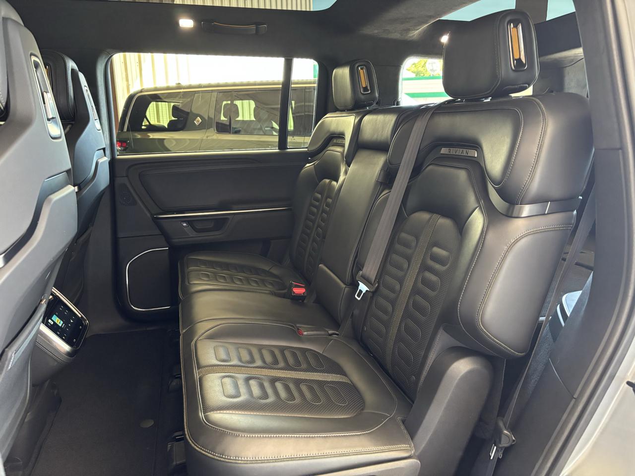Rivian R1S Adventure Dual-Motor Standard Pack 2025
