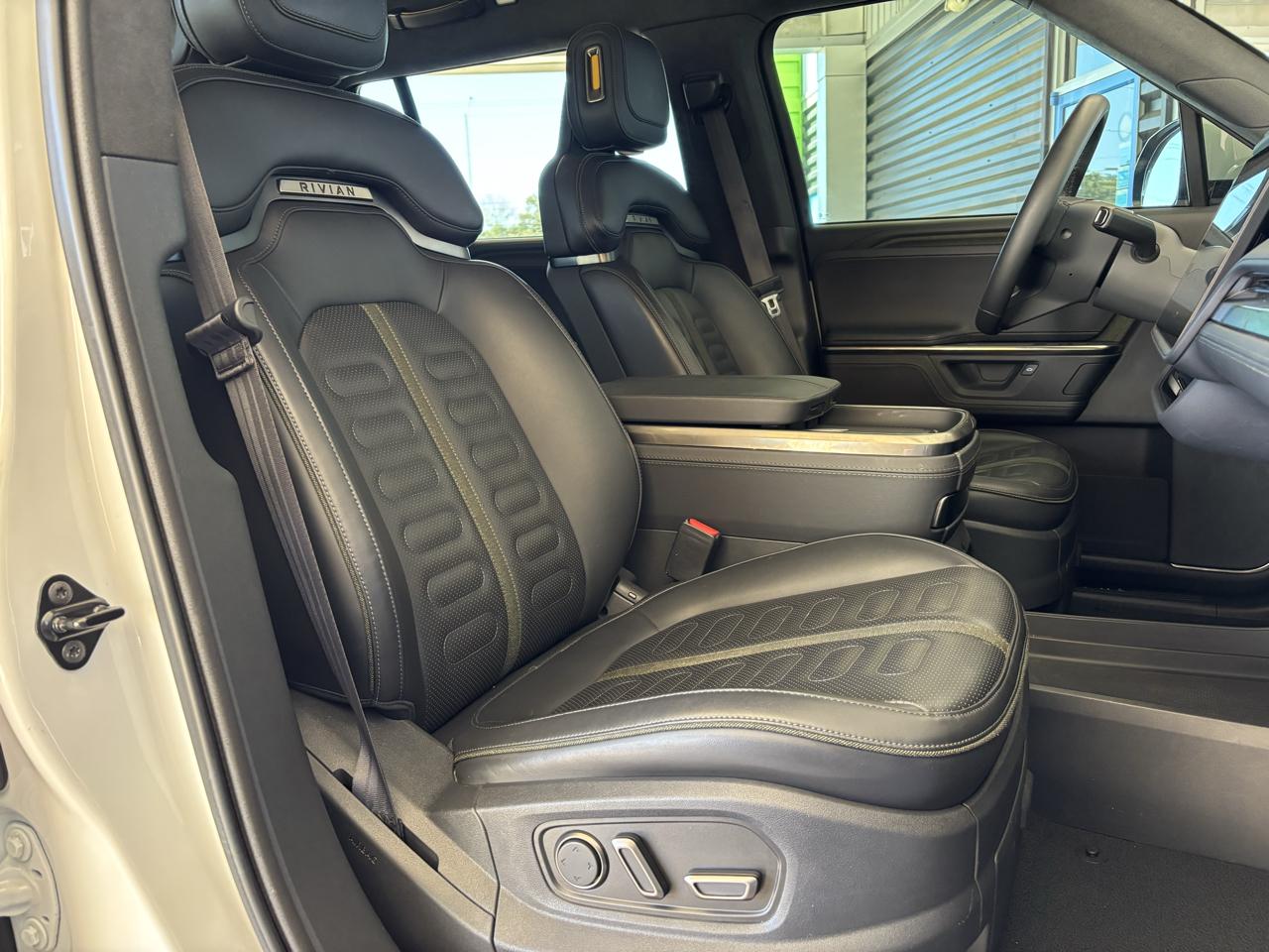 Rivian R1S Adventure Dual-Motor Standard Pack 2025